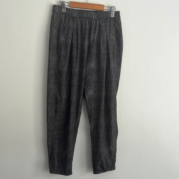 LULULEMON Pleated Crop Joggers Black and White - Picture 1 of 5